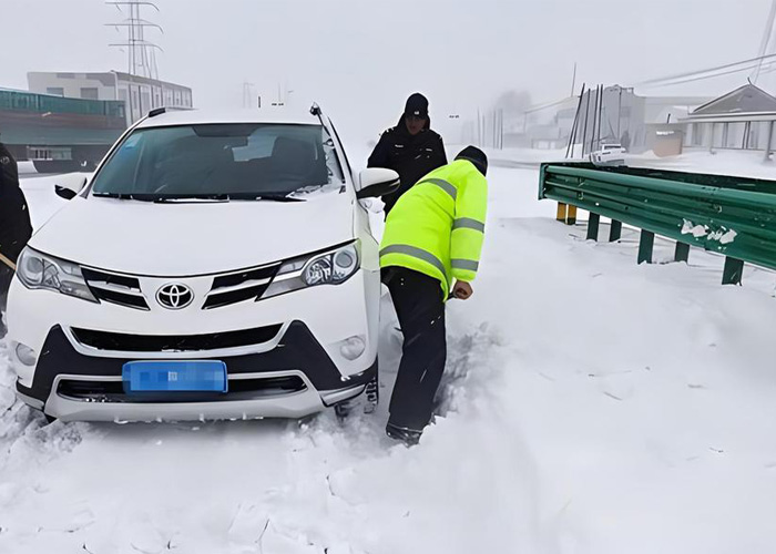 青岛新东方驾校提醒您：雪天路滑，注意安全！